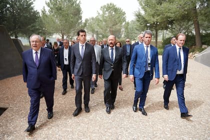 El ministro del Interior, Eduardo Wado de Pedro, junto a un grupo de gobernadores, durante su visita a Israel