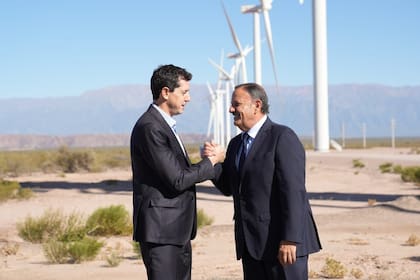 El ministro del Interior, Eduardo "Wado" de Pedro, junto al gobernador de La Rioja, Ricardo Quintela.