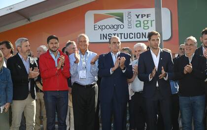 El ministro del Interior, Guillermo Francos, en el centro, estuvo en el corte de cintas de Expoagro