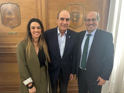 El ministro del Interior, Guillermo Francos (medio), junto a la subsecretaria de Turismo, Yanina Martínez, y al presidente de Fedecatur, Héctor Viñuales