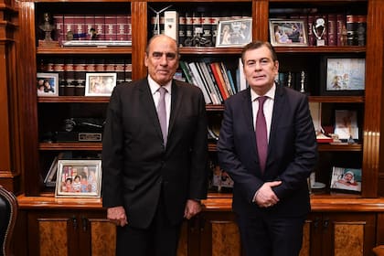 El ministro del Interior, Guillermo Francos, y el gobernador Gerardo Zamora, en Santiago del Estero