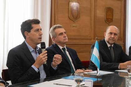 El ministro del Interior, Wado de Pedro, con el jefe de Gabinete, Agustín Rossi y el gobernador de Santa Fe, Omar Perotti