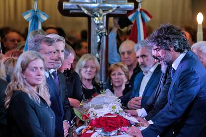 El ministro del Interior y el presidente de la Cámara de Diputados participaron del último adiós al exgobernador; la salida del cortejo está prevista para el mediodía.