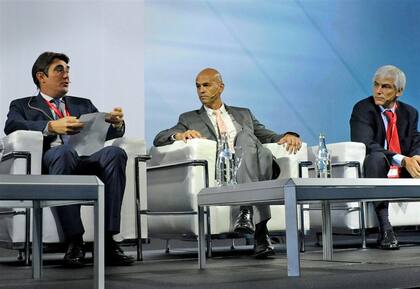 El ministro Dietrich (centro), y su equipo, estuvieron entre los expositores