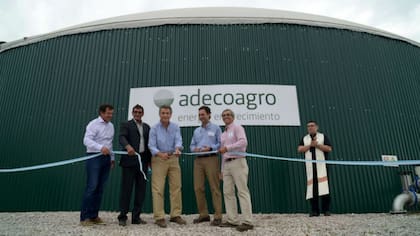 Mariano Bosch, CEO de Adecoagro, Salvador Soraide, intendente de Christophersen, el ministro Etchevehere, Ezequiel Garbers y Ernesto Pittaluga (Adecoagro)