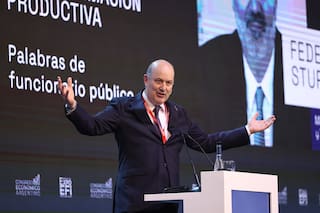 Sturzenegger adelantó las medidas que presentará al Congreso y chicaneó a un gobernador