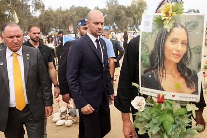 El ministro francés de Asuntos Exteriores, Jean-Noel Barrot (centro), visita el monumento conmemorativo del festival Nova, cerca del kibutz Reim