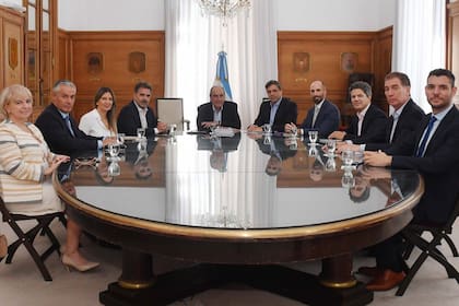 El ministro Francos, en el centro, con los legisladores de Pro