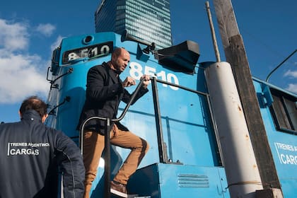 El Ministro Guillermo Dietrich accediendo a la cabina de una de las locomotoras