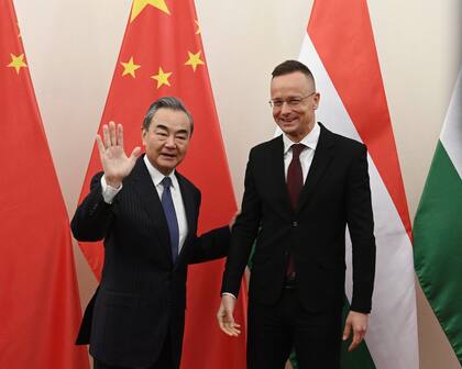 El ministro húngaro de Asuntos Exteriores y Comercio, Peter Szijjarto, recibe a su contraparte china, Wang Yi, para una reunión en Budapest, Hungría, el lunes 20 de febrero de 2023. 