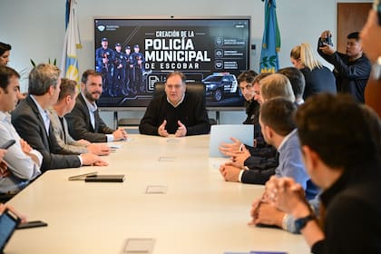 El ministro Javier Alonso, junto con los intendentes que participaron de la reunión en la que se avanzó en la posibilidad de reformar las patrullas municipales