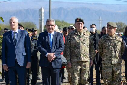 El ministro Jorge Taiana, el gobernador de Catamarca, Raúl Jalil, y los generales Guillermo Olegario Pereda y Diego López Blanco, jefe y subjefe del Ejército