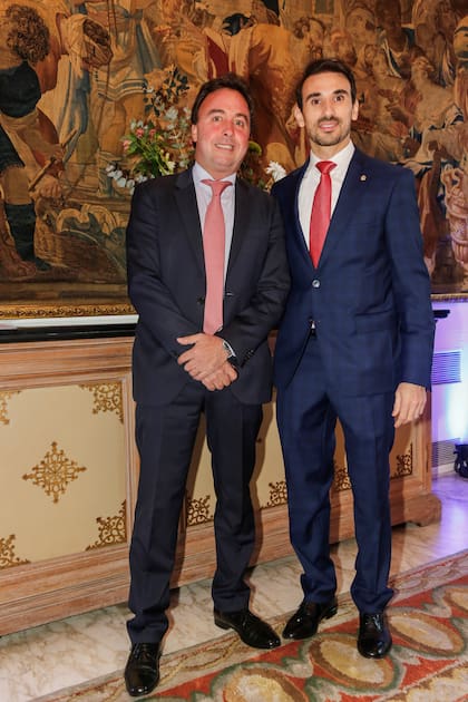 El ministro José Reyes, y el ministro consejero, José Sienra, de la Embajada de Uruguay