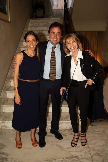 El ministro José Reyes y su esposa Georgina Pepamorelli junto a Verónica Pueyrredón de García Mansilla.