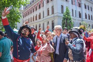 El ministro Julián Domínguez, en el centro, en el brindis en el Ministerio de Agricultura