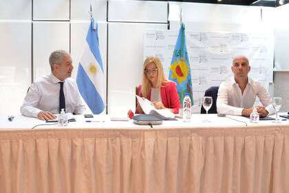 El ministro Julio Alak, la vicegobernadora Verónica Magario y el subsecretario de Política Criminal, Lisandro Pellegrini, en una videoconferencia del comité de crisis carcelario