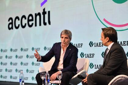 El ministro Luis Caputo charló con José Del Rio (LA NACION), durante el congreso del IAEF
