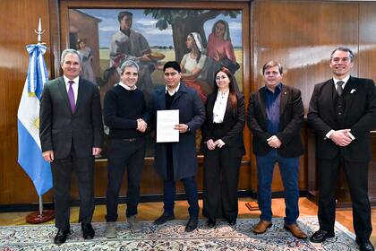 El ministro Luis Caputo con el gobernador santacruceño Vidal y su equipo