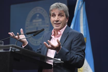 El ministro Luis Caputo, durante la conferencia de prensa en la Casa Rosada en la que anunció el retiro del capítulo fiscal de la ley ómnibus
