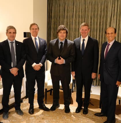 El ministro Luis Caputo, el embajador Alec Oxenford, el presidente Javier Milei, Ryan McInerney, CEO de Visa, y el economista Michael Milken, en Los Ángeles.