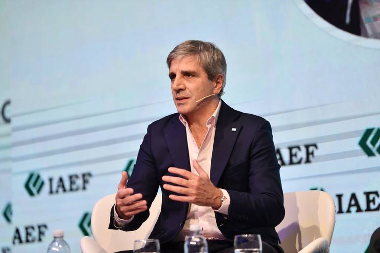 el-ministro-luis-caputo-en-el-congreso-del-FYKPDBBKABBWRCDNURML2ULRCI