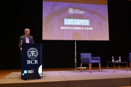 El ministro Luis Caputo, en la Bolsa de Comercio de Rosario