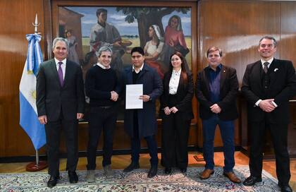 El ministro Luis Caputo, junto al gobernador Claudio Vidal, el secretario de Finanzas Pablo Quirno, la ministra de Economía de Santa Cruz, Marilina Jaramillo, el vicegobernador Fabián Leguizamón y el jefe de Gabinete, Daniel Alvarez.