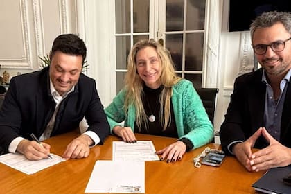 El ministro Luis Petri firmando su candidatura junto a Karina Milei y Martín Menem