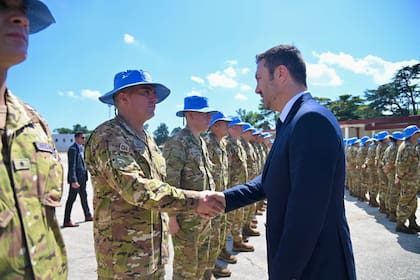 El ministro Luis Petri saluda a los militares, en la ceremonia organizada por el Estado Mayor Conjunto de las Fuerzas Armadas