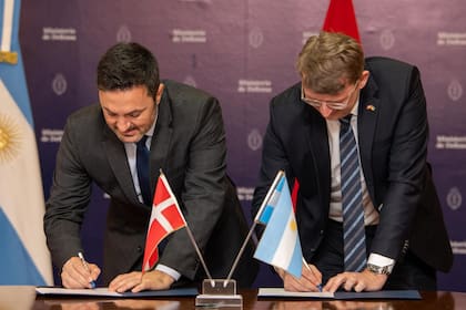 El ministro Luis Petri se reunió con el ministro de defensa de Dinamarca, Troels Lund Poulsen, por la firma de intención por la compra de aviones f-16