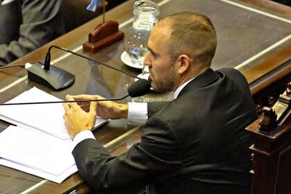 Guzmán dijo que "los países que sufren estas crisis no salen hasta que la deuda no deja de ser una carga que pisa el desarrollo del país"