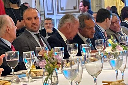 El ministro Martín Guzmán junto a Alejandro Bulgheroni, Daniel Funes de Rioja y el embajador Daniel Scioli