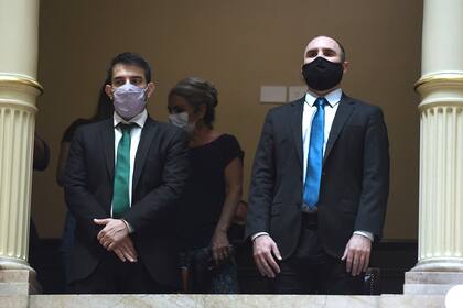 El ministro Martín Guzmán se ubicó en un palco a metros de la vicepresidenta Cristina Kirchner en el arranque de la sesión donde se trata un presupuesto con fuertes ajustes en los gastos vinculados con la pandemia
