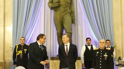 El ministro Martínez y el presidente Macri, ayer, en la cena de camaradería de las Fuerzas Armadas