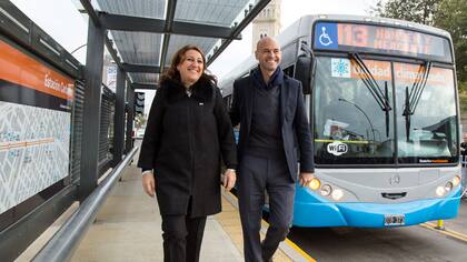 El ministro nacional Dietrich y la intendenta rosarina Fein, en el nuevo Metrobus de Rosario