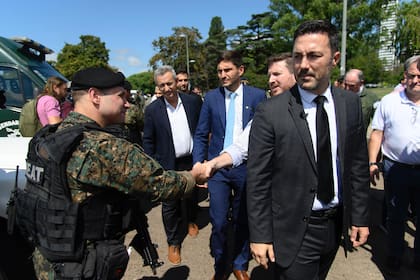 El ministro Petri junto al gobernador Pullaro y el intendente Pablo Javkin presentaron los helicópteros que van a estar colaborando en Rosario, junto a todas las demás fuerzas federales