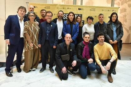 El ministro porteño Enrique Avogadro, con artistas, galeristas y curadores, en la presentación de la Semana del Arte 2023