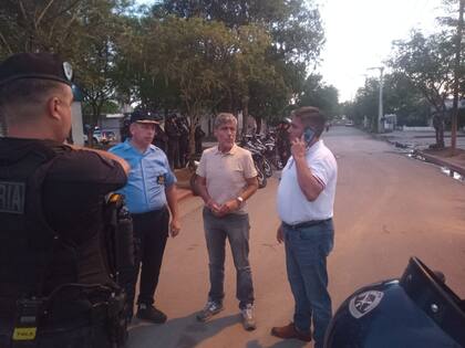 El ministro Quinteros estuvo con autoridades policiales en el barrio Ciudad Evita