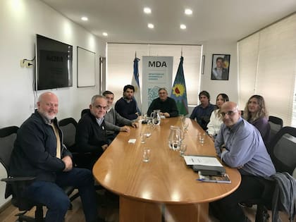 El ministro Rodríguez en la reunión con productores de 9 de Julio