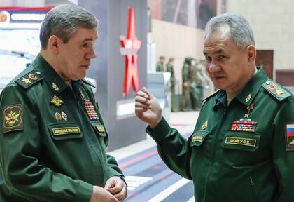 El ministro ruso de Defensa, Sergei Shoigu, a la derecha, hace gestos mientras habla con el jefe del Estado Mayor del ejército ruso, Valery Gerasimov.