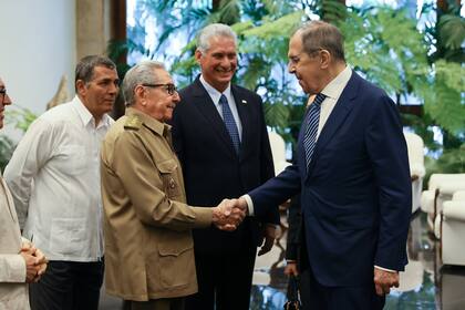 El ministro ruso de Relaciones Exteriores, Serguei Lavrov, junto al líder de la revolución cubana, Raúl Castro y el presidente cubano, Miguel Díaz-Canel