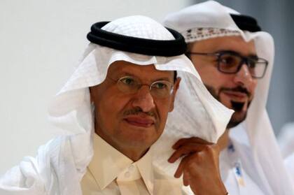 El ministro saudita de Energía, Abdulaziz bin Salman, confirmó que los ataques llevaron a la reducción temporal de la producción petrolera de su país.