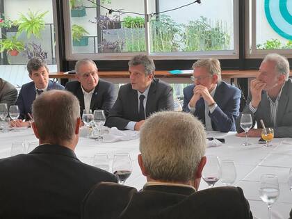 El ministro Sergio Massa, acompañado a la izquierda por Carlos Iannizzotto, presidente de Coninagro, y a la derecha por el secretario de Agricultura, Juan José Bahillo