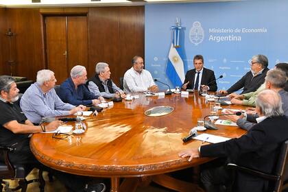 El ministro Sergio Massa reunido con la CGT y con representantes de los movimientos sociales