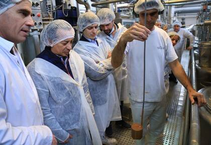 El ministro Sica visitó ayer una planta industrial