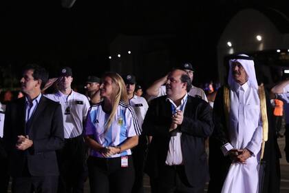 El ministro Wado de Pedro, la directora de Migraciones, Florencia Carignano; y Pablo Ceriani, presidente de Aerolíneas Argentinas, miran bajar a la selección con la Copa del Mundo