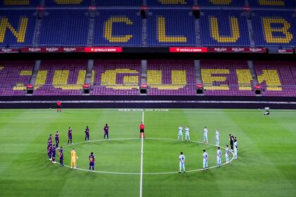 El minuto de silencio a las víctimas del coronavirus, uno de los homenajes que se llevó a cabo en la noche del Camp Nou