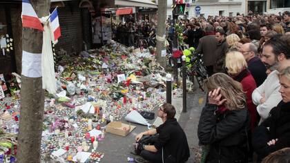 El minuto de silencio frente a La Belle Equipe, en la Rue de Charonne