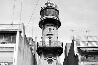 El faro del Palacio Dassen que quedó atrapado entre las medianeras de Monserrat