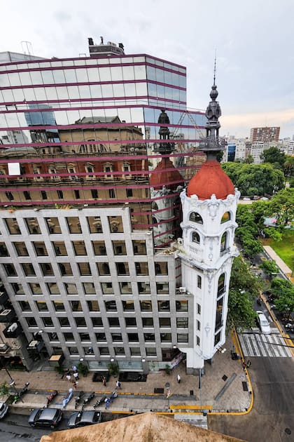 El Mirador Massue, en la esquina de Tucumán y Talcahuano, es parte del paisaje de la Plaza Lavalle desde hace más de tres décadas